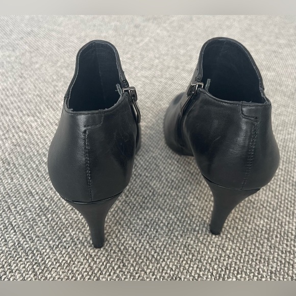 Vince Camuto Black Ankle Boots with Side-Zip and Stacked Heel - Picture 7 of 16